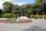 Площадь с фонтаном расположена с северо-восточной стороны замка, она отделяет замок от парка
