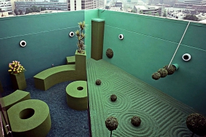 "Сад-коллаж", или как его называют по-английски, Spliced garden, был спроектирован на плоской кровле девятиэтажного здания Института биомедицинских исследований им. Уайтхеда в Кембридже, штат Массачусетс, в 1986 году.